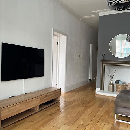 The Clock Tower Apartment - Spacious, Modern, 2 Bed Room Apartment , Southsea With Free Parking - Sleeps 4 Portsmouth Ngoại thất bức ảnh