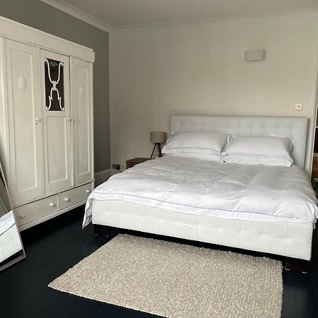 The Clock Tower Apartment - Spacious, Modern, 2 Bed Room Apartment , Southsea With Free Parking - Sleeps 4 Portsmouth Ngoại thất bức ảnh