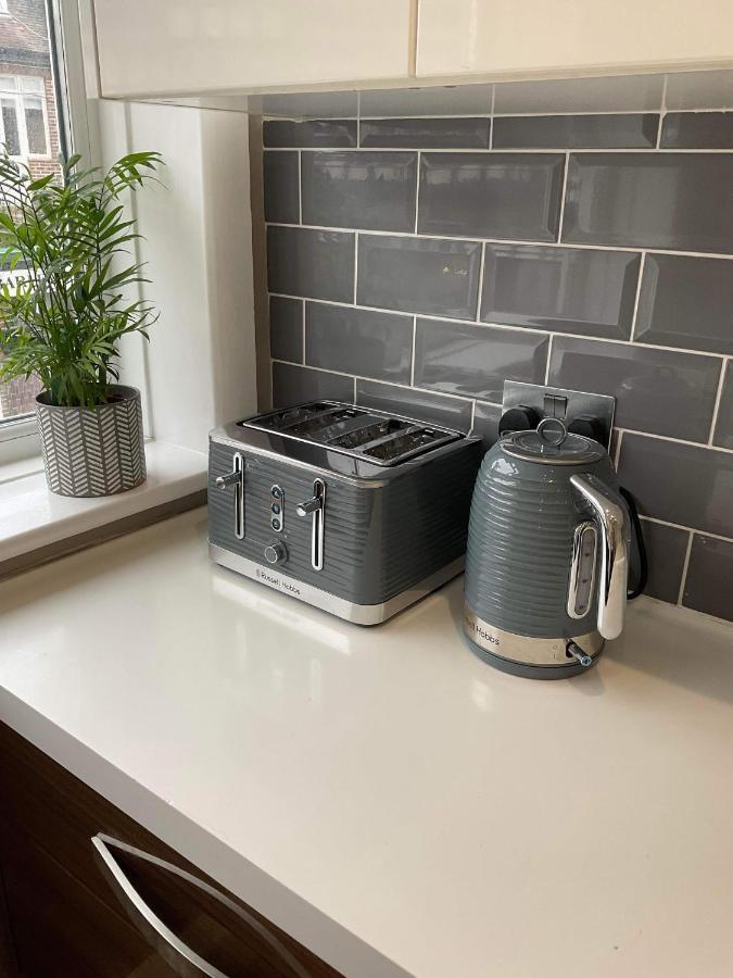 The Clock Tower Apartment - Spacious, Modern, 2 Bed Room Apartment , Southsea With Free Parking - Sleeps 4 Portsmouth Ngoại thất bức ảnh