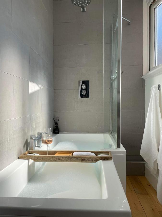 The Clock Tower Apartment - Spacious, Modern, 2 Bed Room Apartment , Southsea With Free Parking - Sleeps 4 Portsmouth Ngoại thất bức ảnh