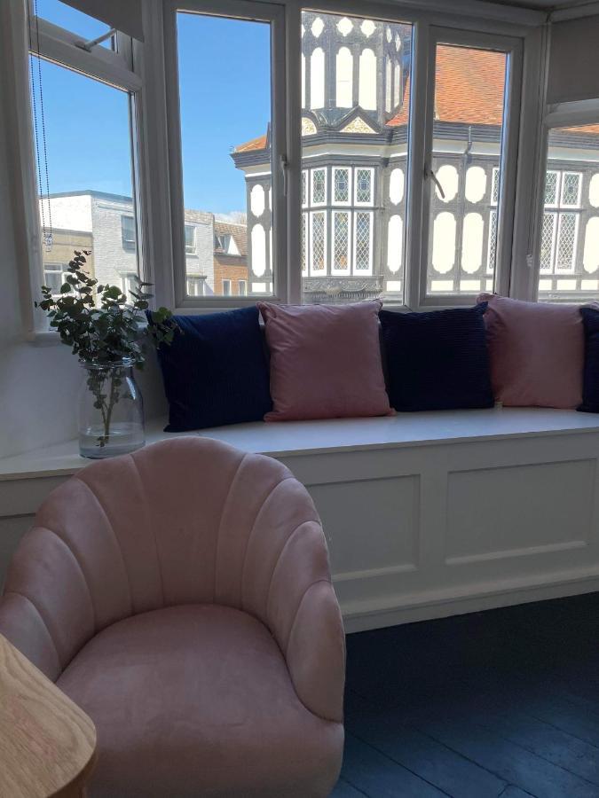 The Clock Tower Apartment - Spacious, Modern, 2 Bed Room Apartment , Southsea With Free Parking - Sleeps 4 Portsmouth Ngoại thất bức ảnh