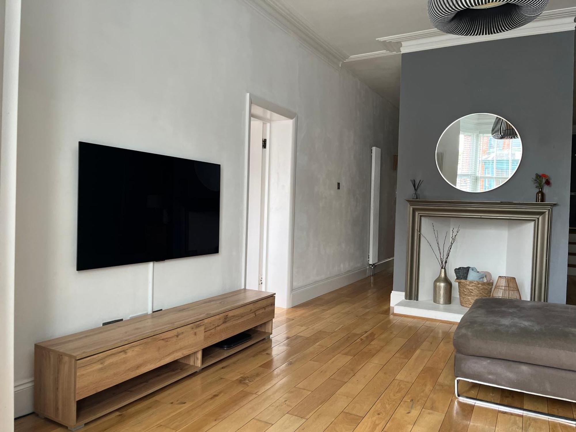 The Clock Tower Apartment - Spacious, Modern, 2 Bed Room Apartment , Southsea With Free Parking - Sleeps 4 Portsmouth Ngoại thất bức ảnh