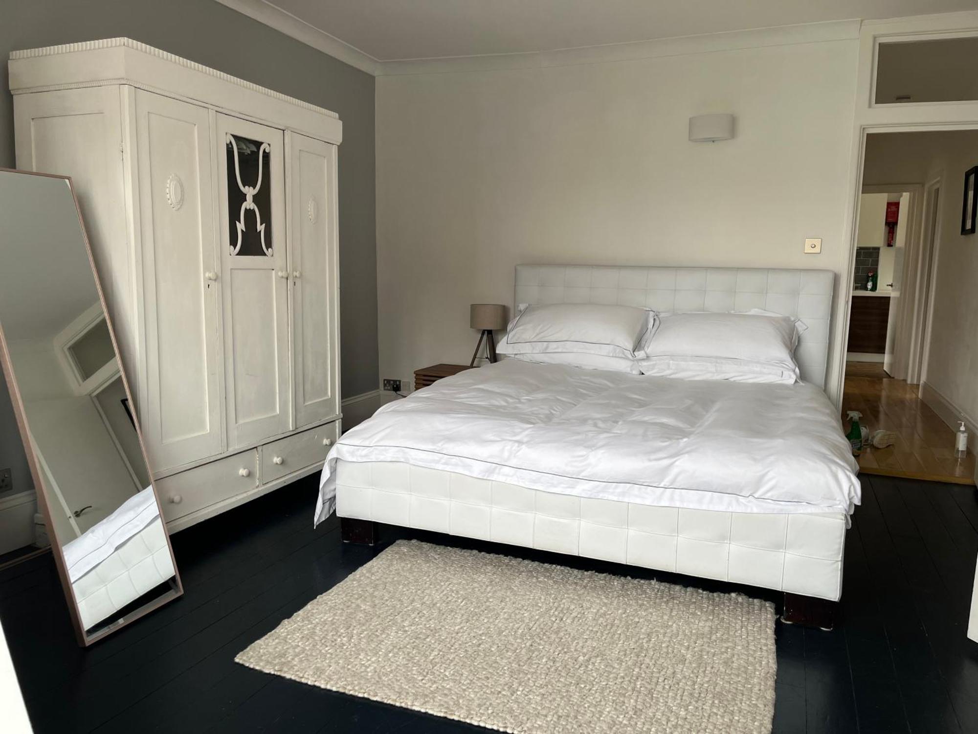 The Clock Tower Apartment - Spacious, Modern, 2 Bed Room Apartment , Southsea With Free Parking - Sleeps 4 Portsmouth Ngoại thất bức ảnh